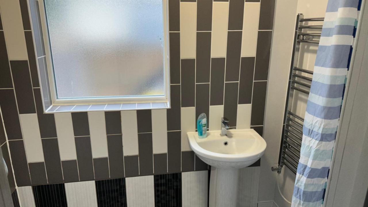 One Bedroom Apartment In Walsall Sleeps 4 Free Wifi By Villazu Bloxwich ภายนอก รูปภาพ