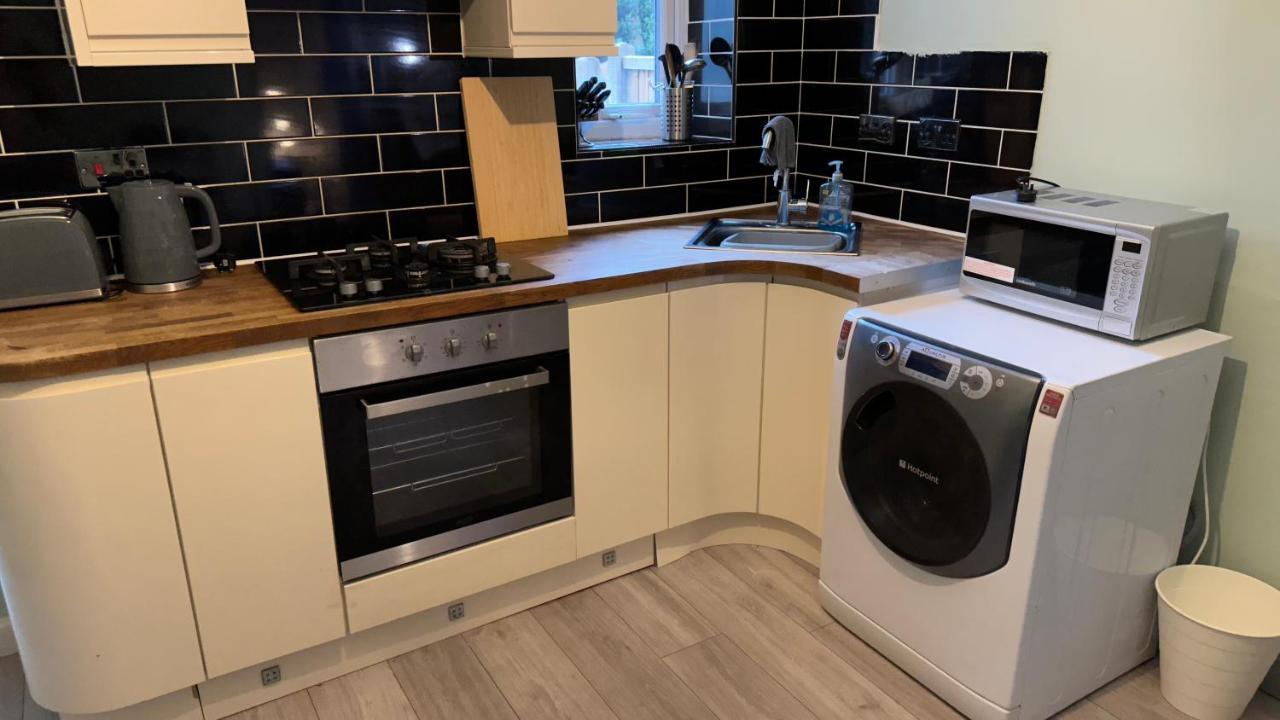 One Bedroom Apartment In Walsall Sleeps 4 Free Wifi By Villazu Bloxwich ภายนอก รูปภาพ