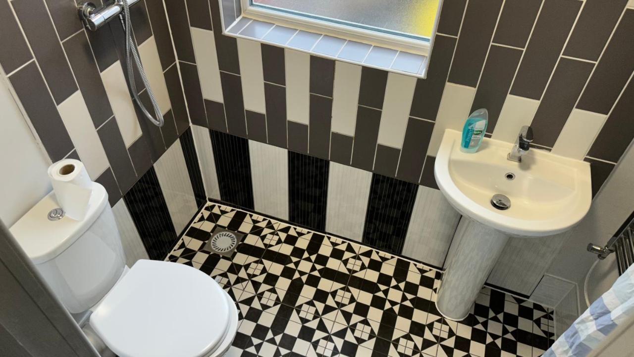 One Bedroom Apartment In Walsall Sleeps 4 Free Wifi By Villazu Bloxwich ภายนอก รูปภาพ