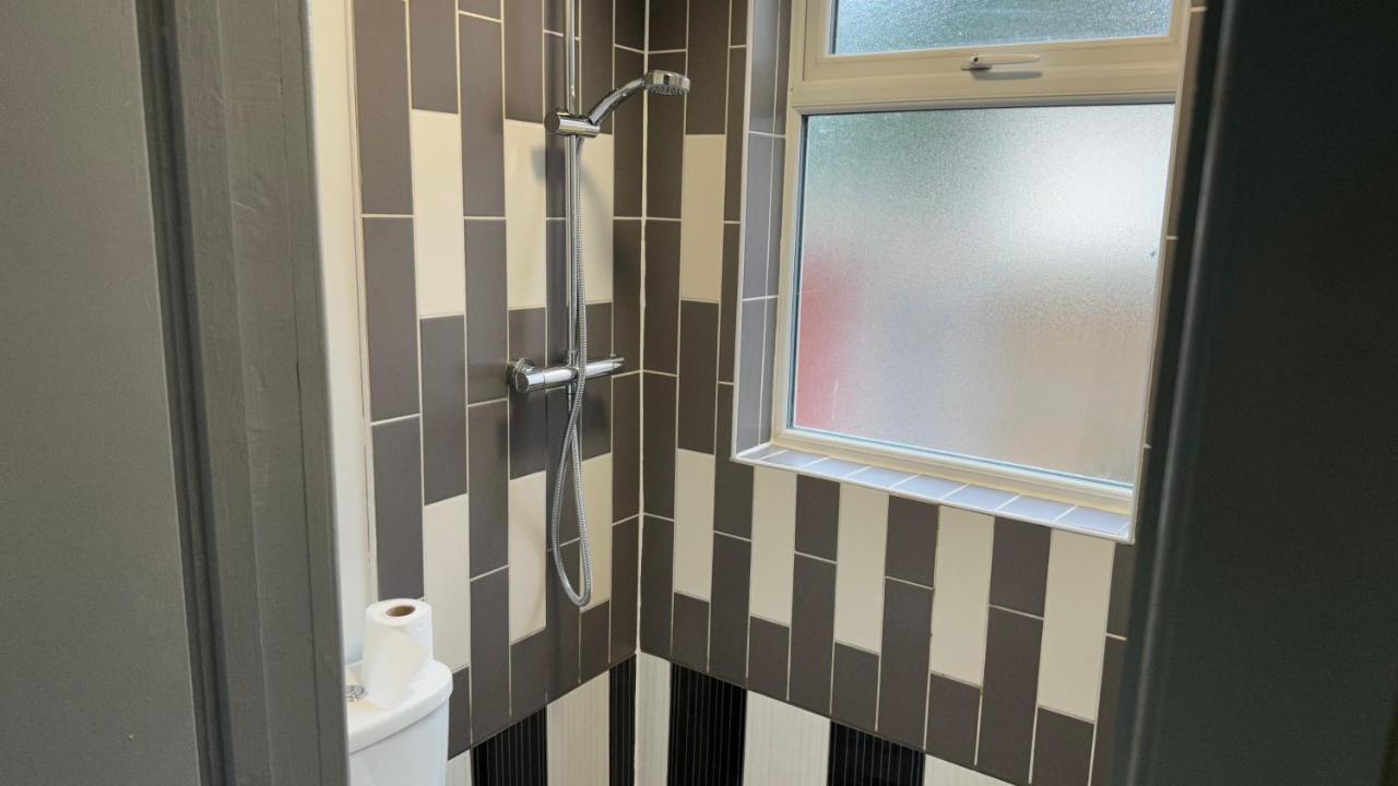 One Bedroom Apartment In Walsall Sleeps 4 Free Wifi By Villazu Bloxwich ภายนอก รูปภาพ