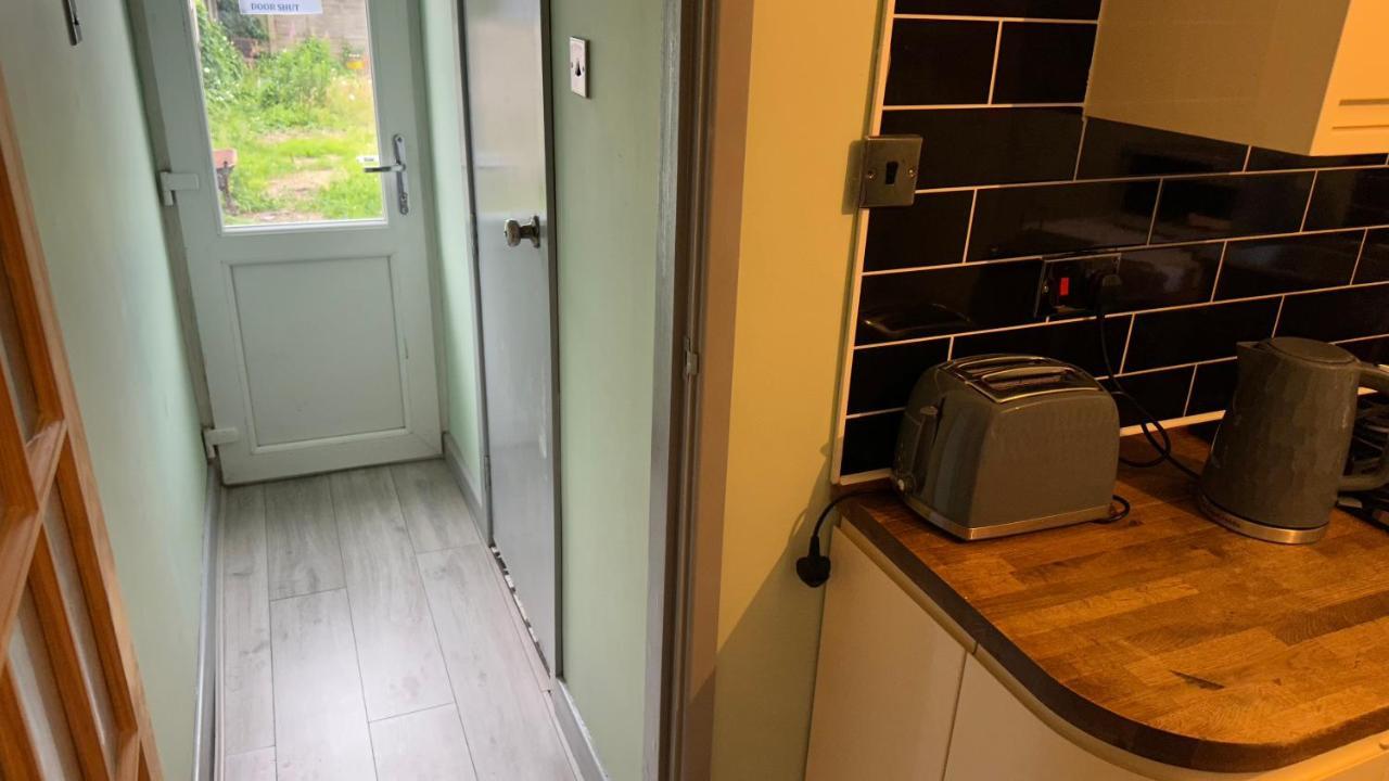 One Bedroom Apartment In Walsall Sleeps 4 Free Wifi By Villazu Bloxwich ภายนอก รูปภาพ